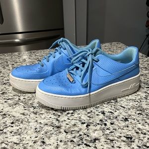 UNIVERSITY BLUE NIKE AIR FORCE 1 SAGE LOW